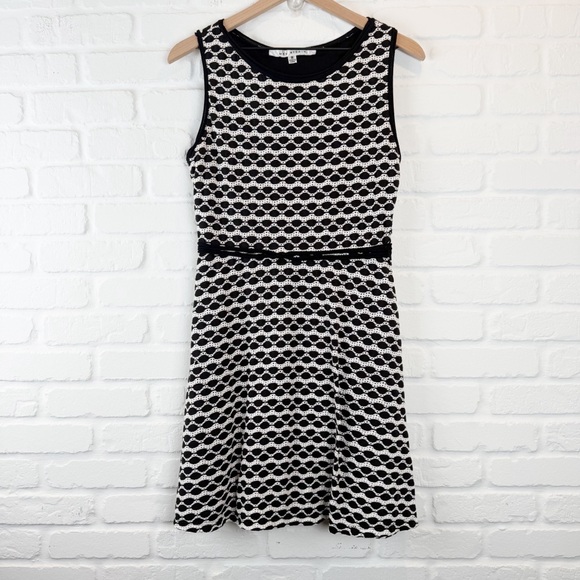 Max Studio Knit Tank Dress Black White Geometric Print A-Line Sleeveless Medium - Picture 1 of 8